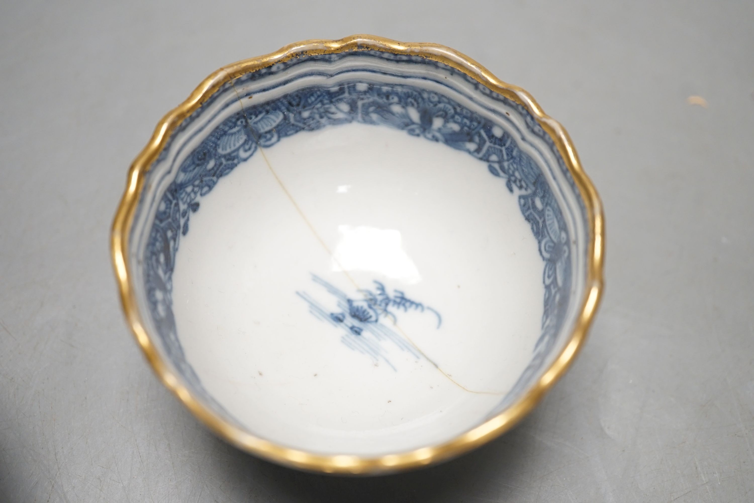 An 18th century Chinese export teabowl, a Chinese blue and white vase cover, similar teabowl and past box and cover.